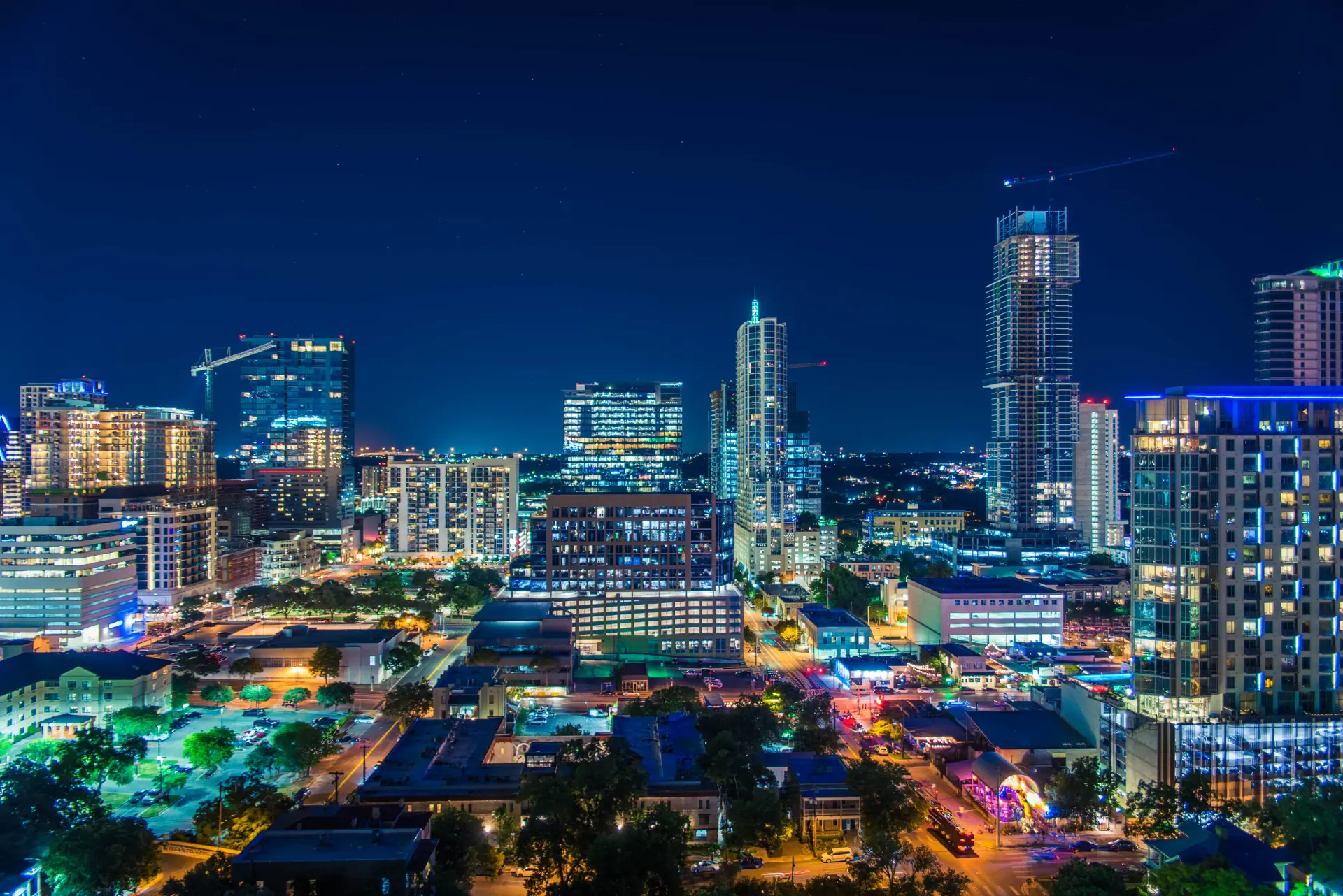 Skyline noturno de Austin refletido no lago