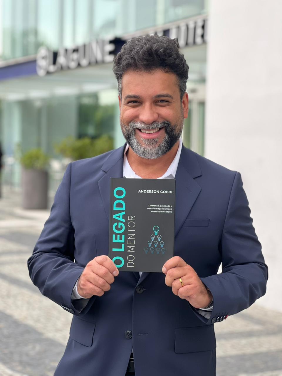 Anderson Gobbi com seu livro O Legado do Mentor