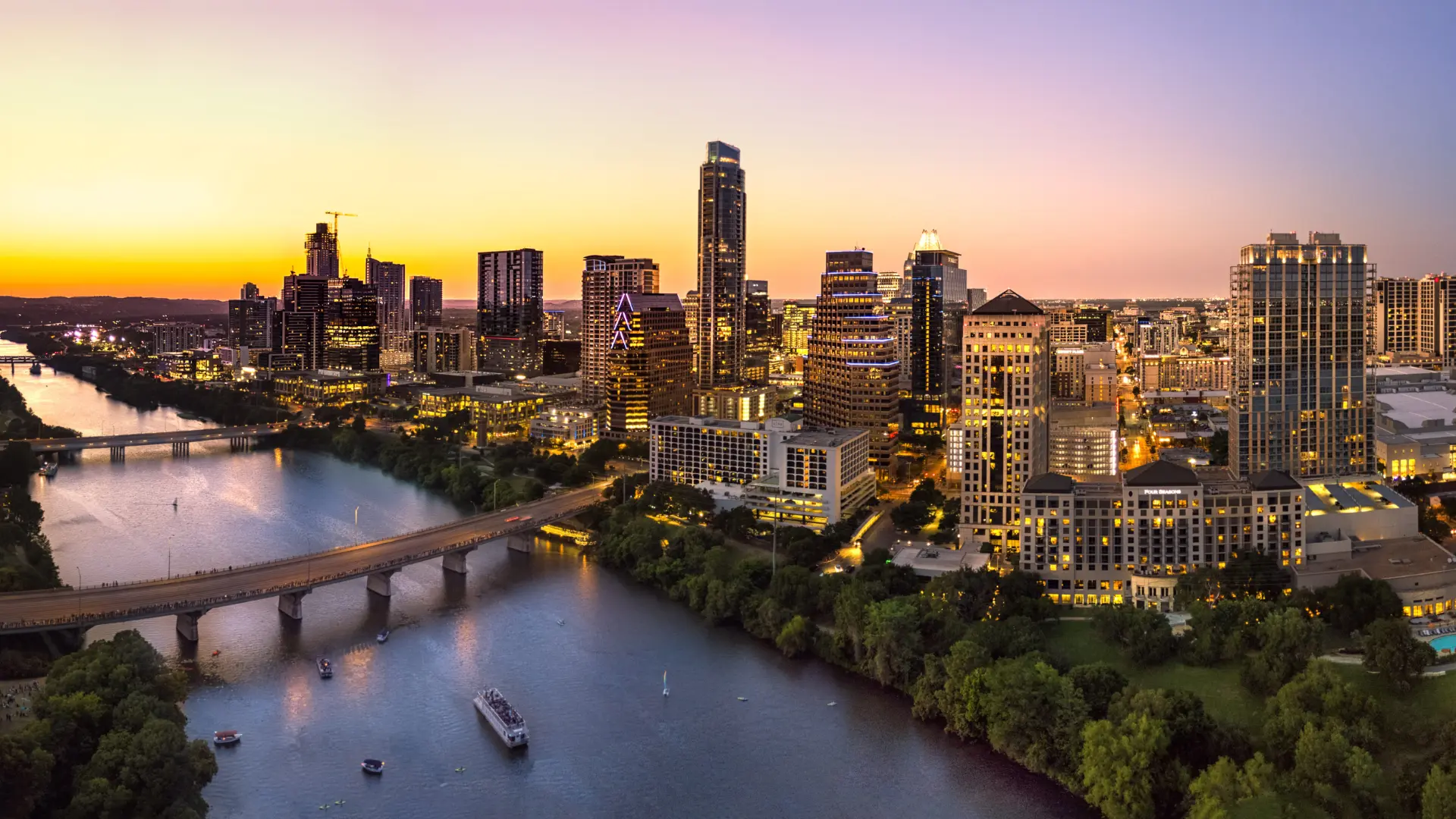 Skyline de Austin ao pôr do sol visto do rio